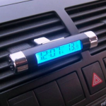 CEAS DIGITAL ILUMINAT CU TERMOMETRU PENTRU AUTOVEHICUL, PRINDERE IN GRILA