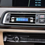 CEAS DIGITAL ILUMINAT CU TERMOMETRU PENTRU AUTOVEHICUL, PRINDERE IN GRILA