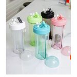 Sticla cu 2 compartimente si 2 paie pentru bauturi, 600 ml