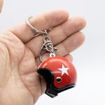 Breloc chei Lerods model casca moto cu carabina si inel, culoare rosu