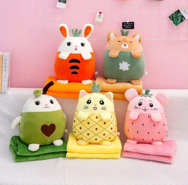 WhatsApp Image 2024-02-06 at 13.54.10 (1) Paturica pufoasa cu jucarie de plus multifunctionala, Model Ananas, Galben