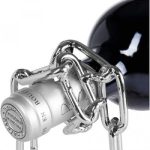 Lant metalic, suport pentru sticle de vin , Iluzia unei sticle de vin plutitoare